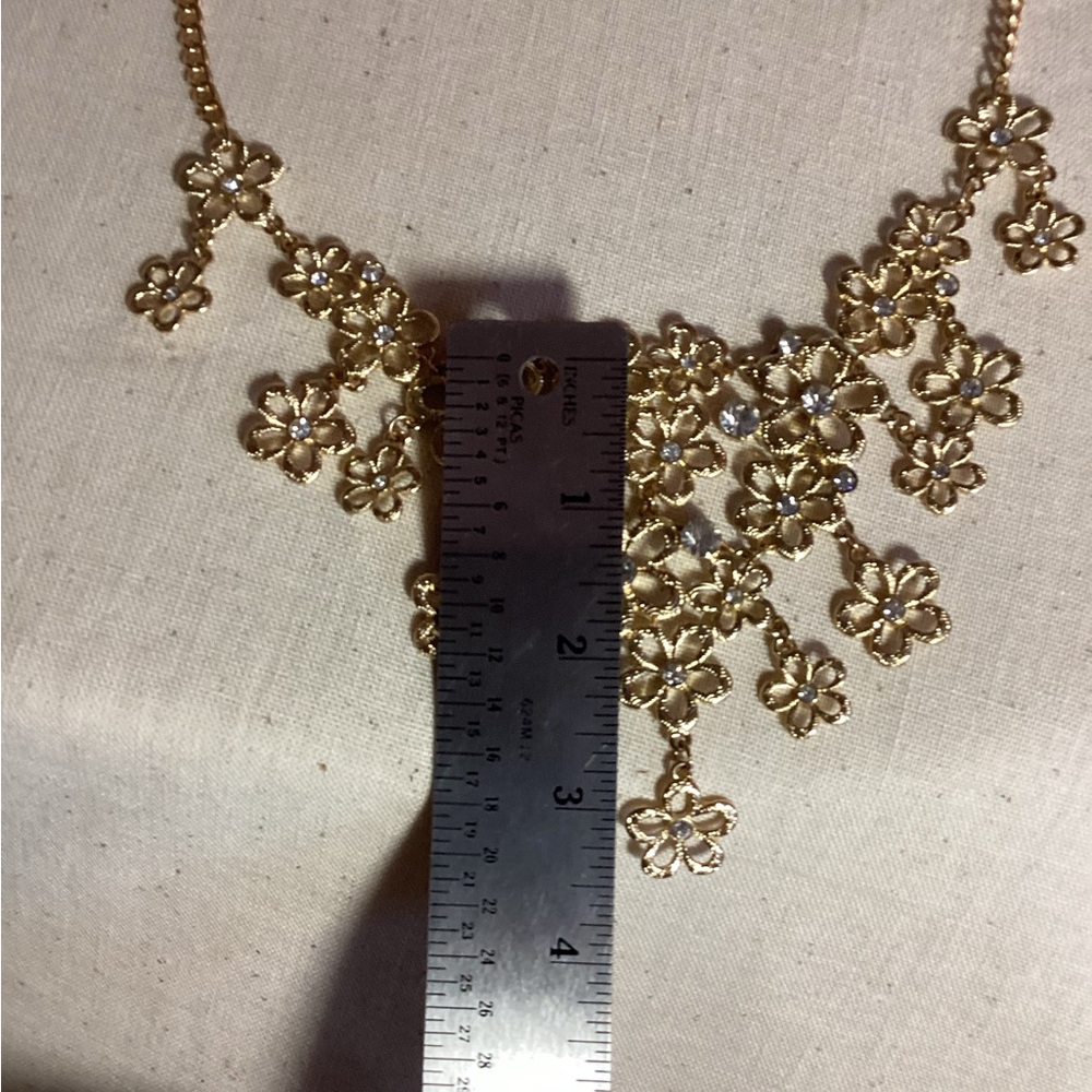 Vintage cascading daisies Gold Floral Statement Necklace center rhinestones - Picture 9 of 10